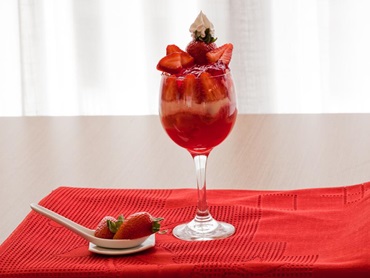 Ir para  <ul>
	<li>2 caixas de gelatina sabor morango light;</li>
	<li>1 caixa de morangos cortados ao meio (limpos e sem folhas);</li>
	<li>1 caixa de pudim de coco light;</li>
	<li>500 ml leite...